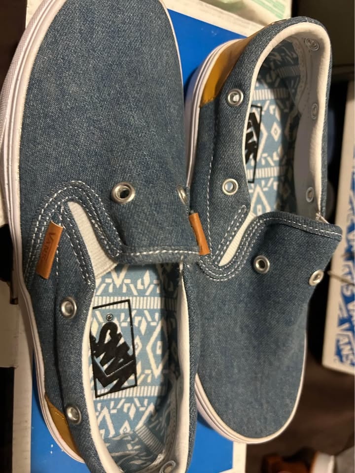 Brand new Vans shoe SIZE 7