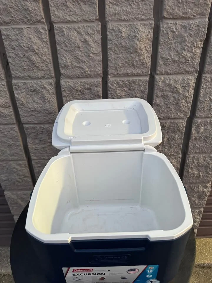 Small Cooler w/ handle image indicator(2)