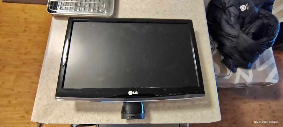 LG Flatron W2053TQ-PF Monitor – 20" – Works Great!