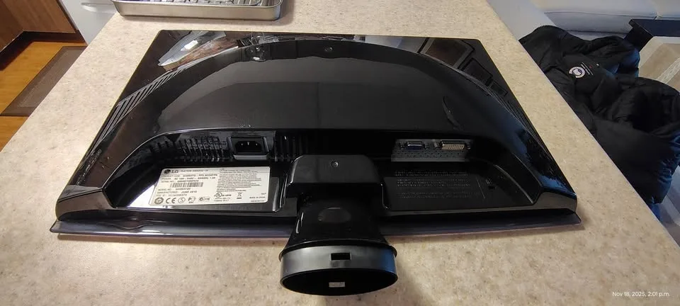 LG Flatron W2053TQ-PF Monitor – 20" – Works Great! image indicator(2)