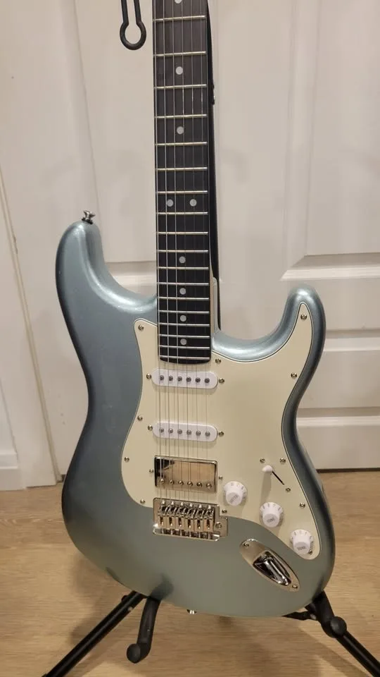 $200 Donner DST-152R Electric Guitar – Metallic Ice Blue image indicator(3)