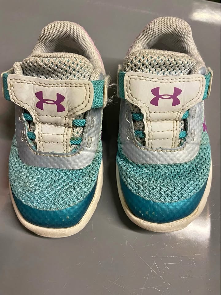 UnDER ARMOUR GIRLS/KIDS/TODDLER SHOES SZ 5