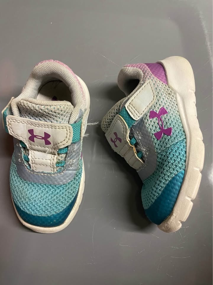 UnDER ARMOUR GIRLS/KIDS/TODDLER SHOES SZ 5 - photo 2