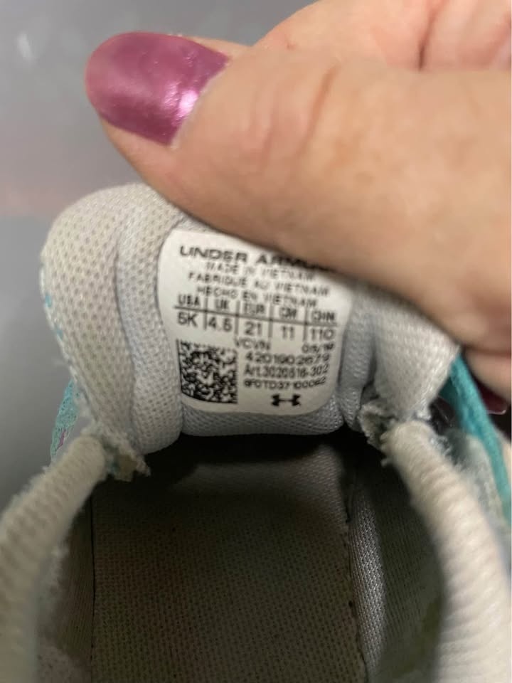 UnDER ARMOUR GIRLS/KIDS/TODDLER SHOES SZ 5 - photo 3