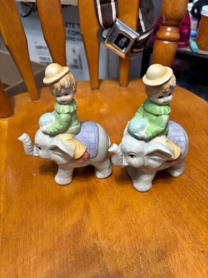 Grass, elephant figurines