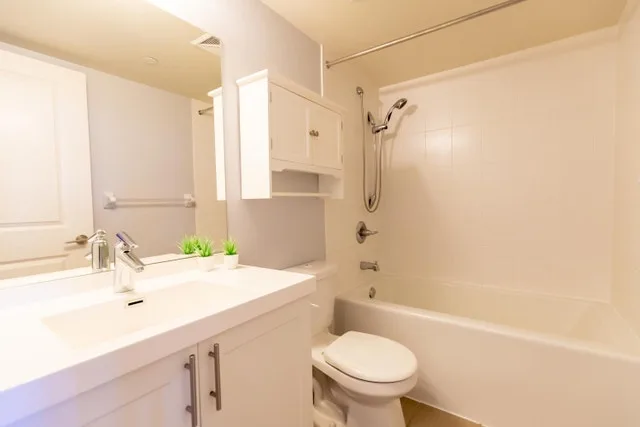 For Rent 1+ 1 condo parking & locker included. image indicator(10)