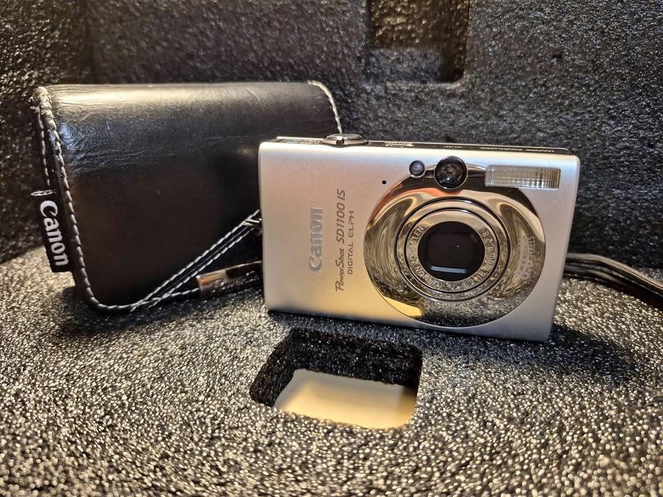 Retro Canon PowerShot SD1100 IS + Case & Card