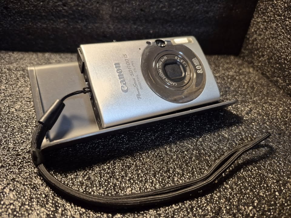 Retro Canon PowerShot SD1100 IS + Case & Card - photo 2