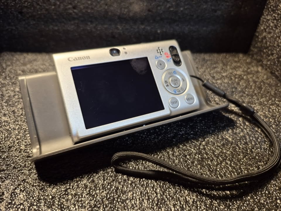 Retro Canon PowerShot SD1100 IS + Case & Card - photo 3