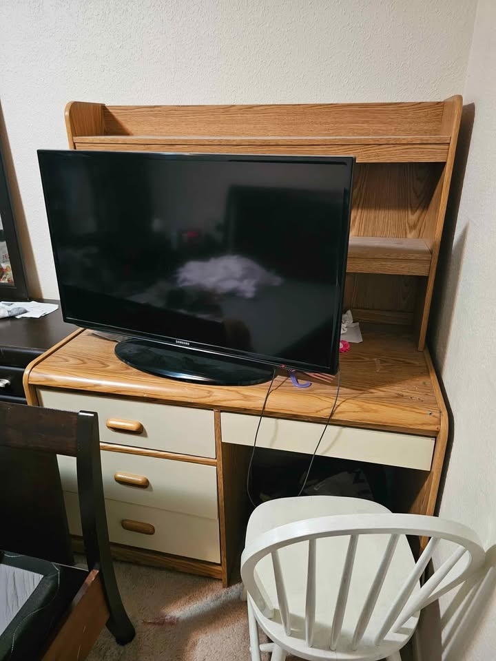 Desk For Sale - photo 2