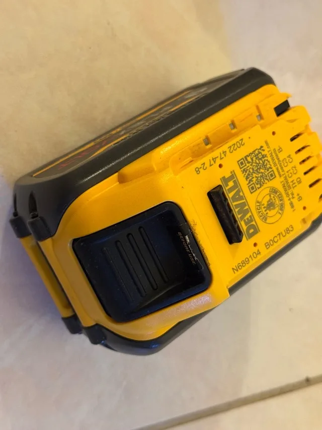 DEWALT 20V/60V MAX FLEXVOLT 9.0 AH Battery image indicator(2)