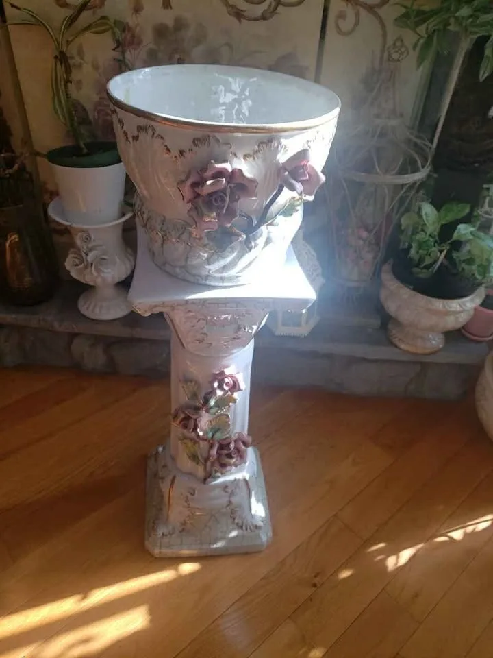 Capodimonte Planter Pedestal Roses image indicator(5)