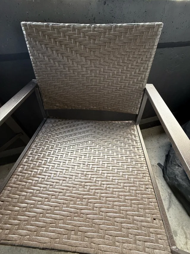 Outdoor table and chairs image indicator(3)