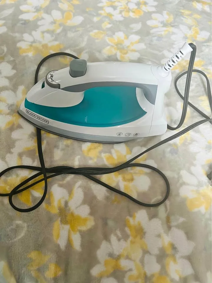 Black decker Iron thumbnail