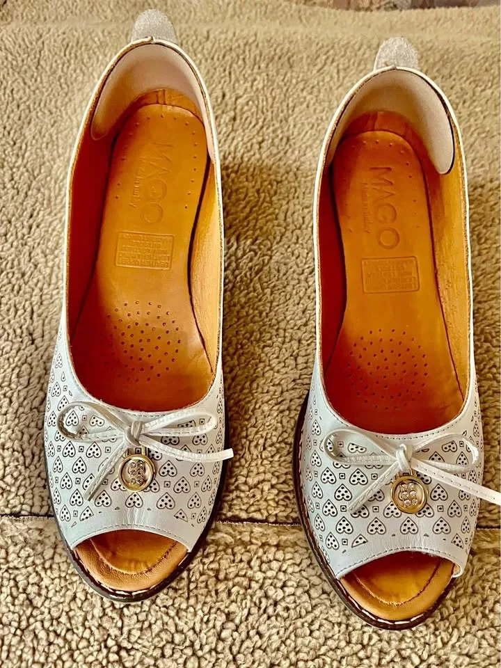 Chaussures blanches à bout ouvert