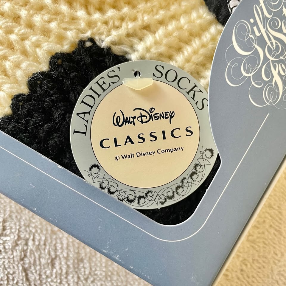 US Women’s 6–7 101 Dalmatians Cozy Knit Socks - photo 2
