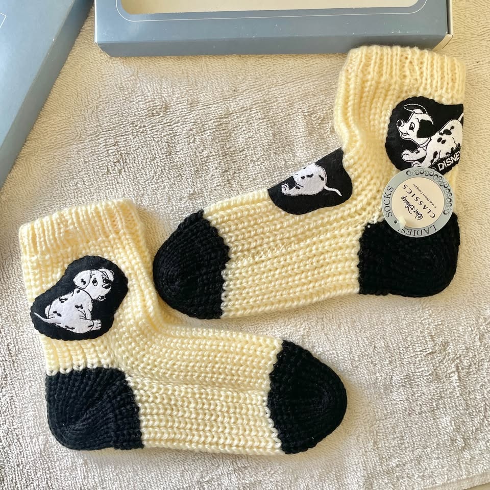 US Women’s 6–7 101 Dalmatians Cozy Knit Socks - photo 3