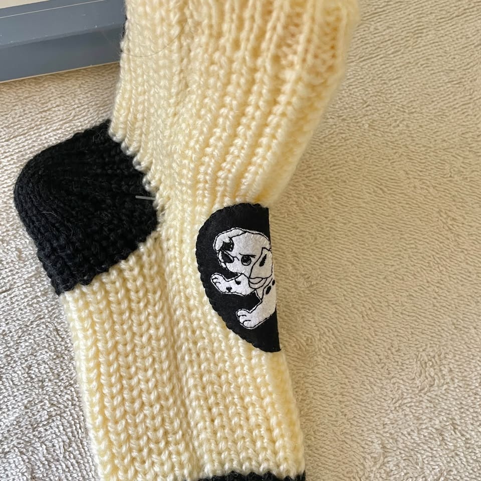 US Women’s 6–7 101 Dalmatians Cozy Knit Socks - photo 5