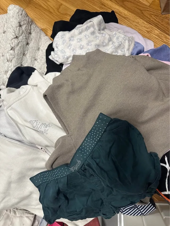 Huge Closet Clearout! (Pink, Berksha, Old Navy...) (4/4) image indicator(7)