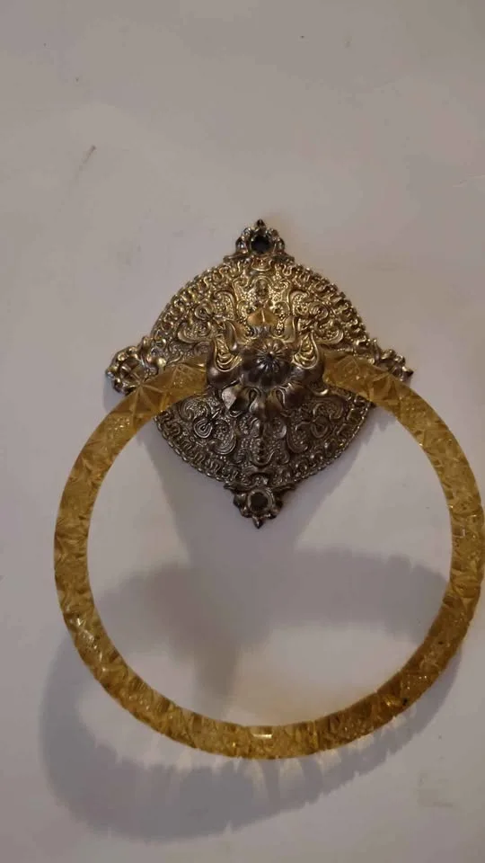 Plastic gold toned towel holder image indicator(2)