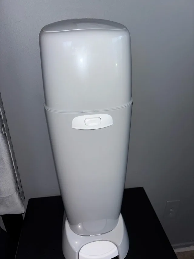 Diaper genie - Babys diaper garbage can