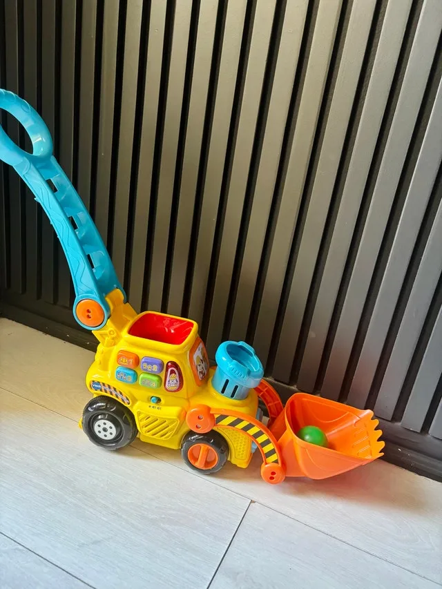 VTech Pop-a-Ball Push & pop bulldozer