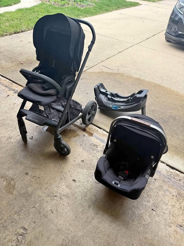 Nuna pipa and base - car seat only