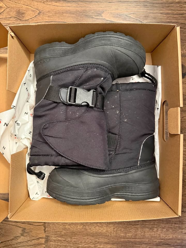 Stonz Trek Boots size 2Y