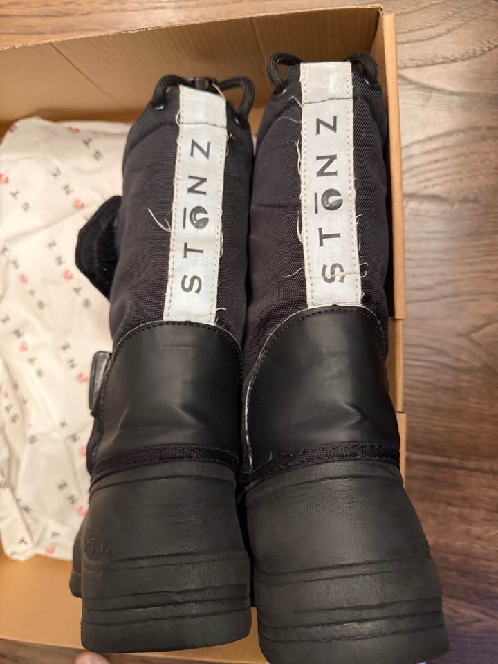 Stonz Trek Boots size 2Y - photo 2
