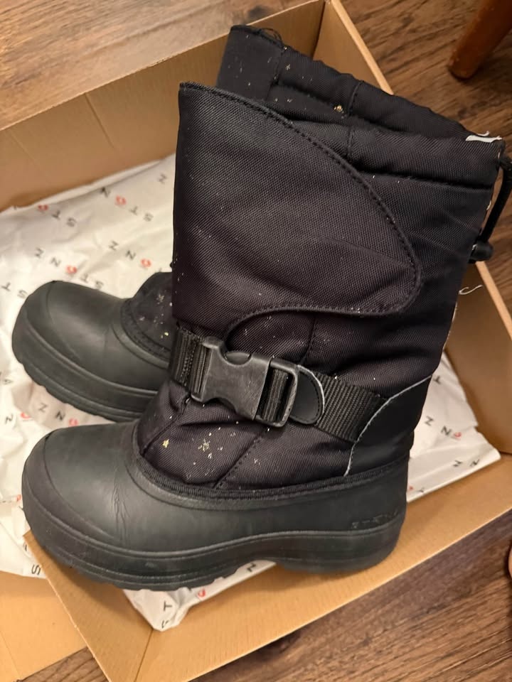 Stonz Trek Boots size 2Y - photo 4