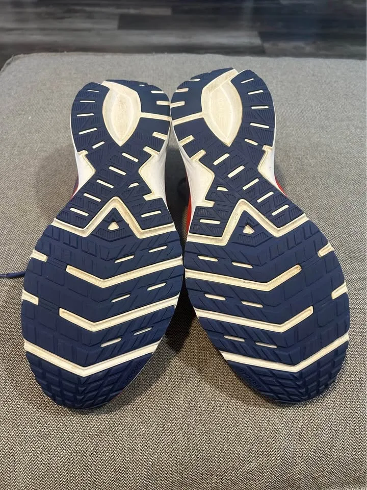 Brooks men size 12 image indicator(4)