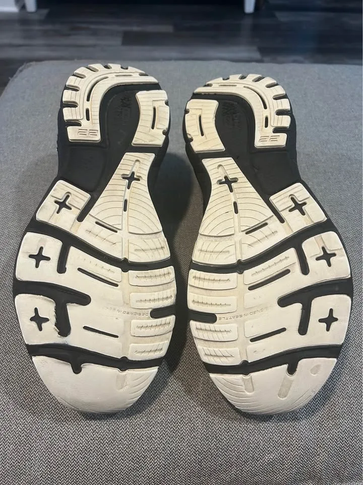 Brooks Mens Sneaker size 11 image indicator(3)