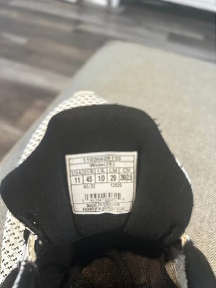 Brooks Mens Sneaker size 11 image indicator(5)