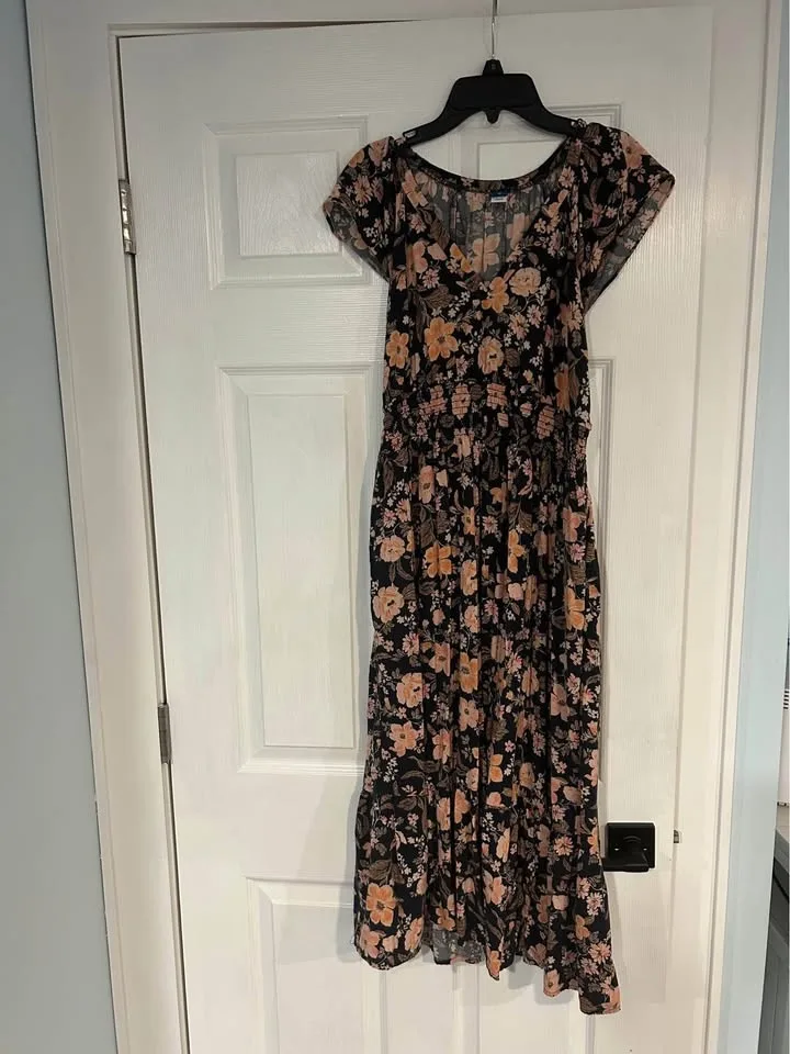 3 Women’s Dresses - size 6 image indicator(5)