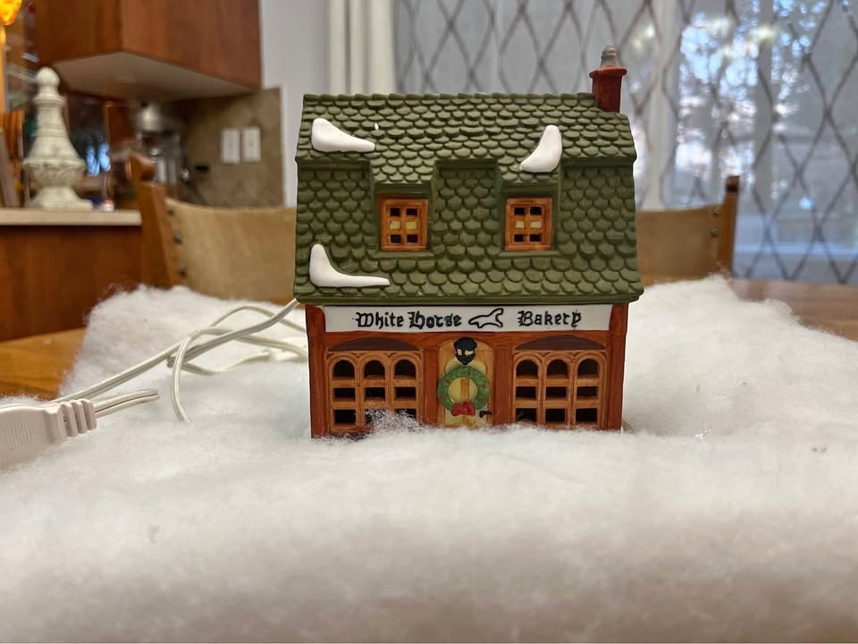 Dept 56 - ✨ White Horse Bakery – Christmas Village House ✨