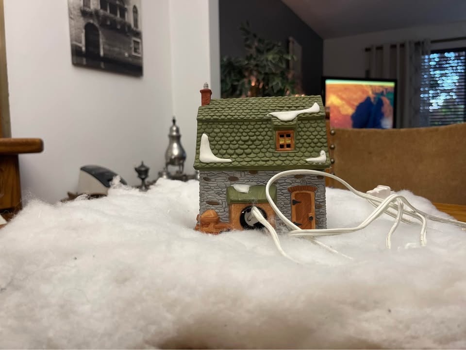 Dept 56 - ✨ White Horse Bakery – Christmas Village House ✨ - photo 3