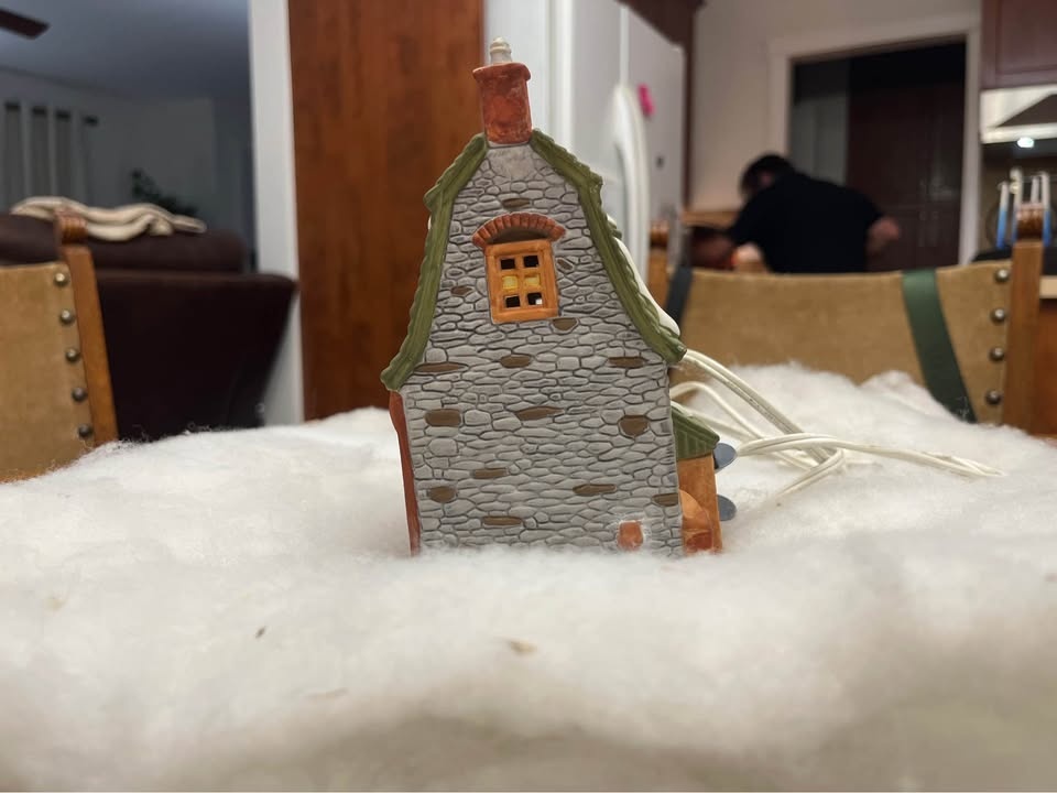 Dept 56 - ✨ White Horse Bakery – Christmas Village House ✨ - photo 4