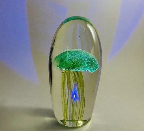 Vintage Glow In The Dark Art Glass Green Jelly Fish Paperweight - photo 4