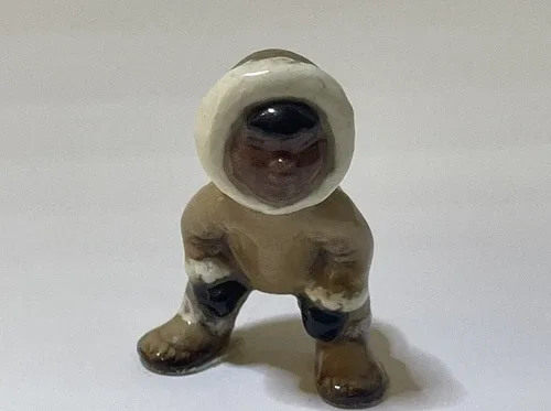 Vintage Hagen Renaker Eskimo Child Bent Over To See! #945