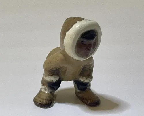 Vintage Hagen Renaker Eskimo Child Bent Over To See! #945 image indicator(2)