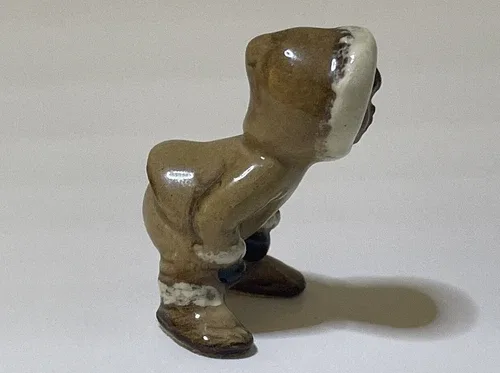Vintage Hagen Renaker Eskimo Child Bent Over To See! #945 image indicator(3)