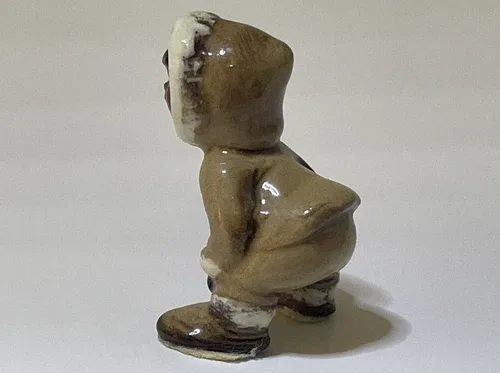 Vintage Hagen Renaker Eskimo Child Bent Over To See! #945 image indicator(5)