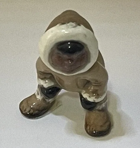 Vintage Hagen Renaker Eskimo Child Bent Over To See! #945 image indicator(6)