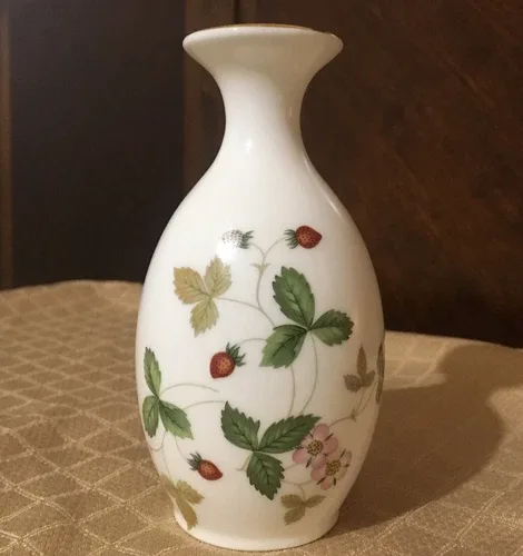 WEDGWOOD Vintage Wild Strawberry Bud Vase
