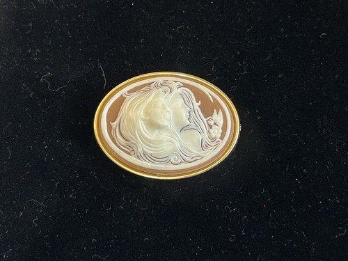 VINTAGE TWO SISTERS CAMEO BROOCH PIN