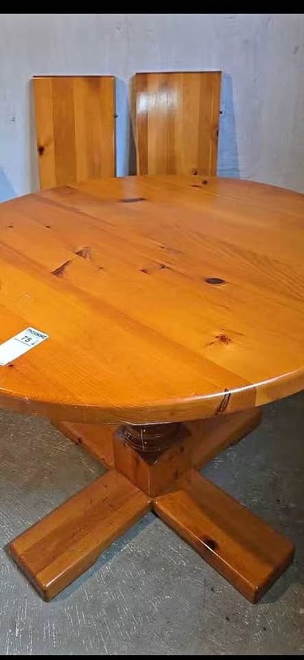 Round dining table - very sturdy