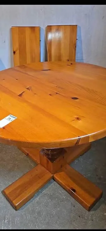 Round dining table - very sturdy