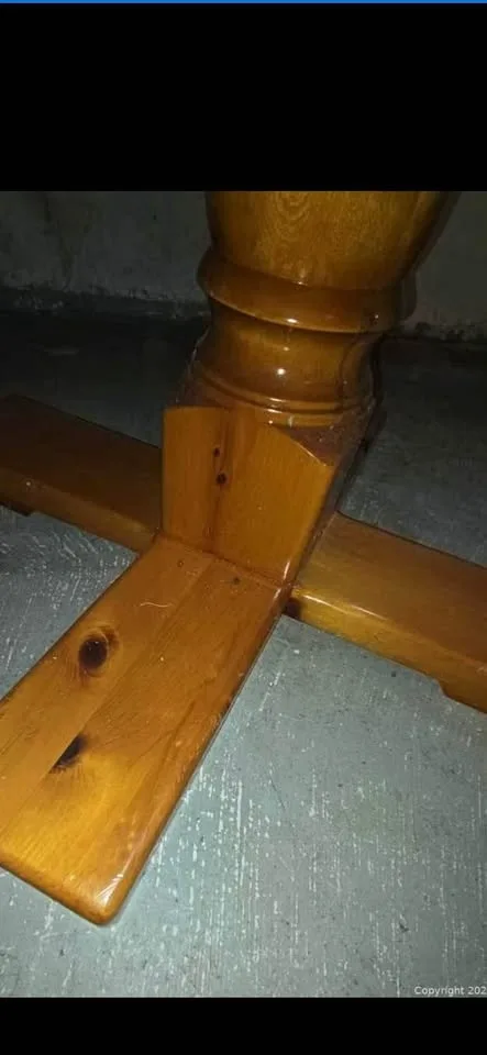 Round dining table - very sturdy image indicator(9)