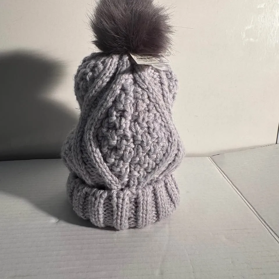 BRAND NEW Aerie Women's PomPom Hat Grey Knit image indicator(6)