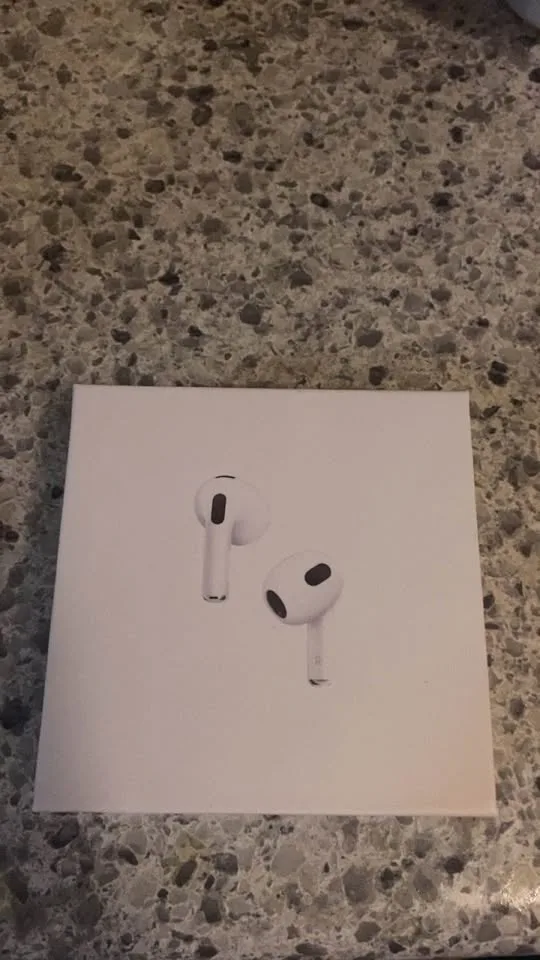 Airpod (3rd generation) with mag safe case. image indicator(2)